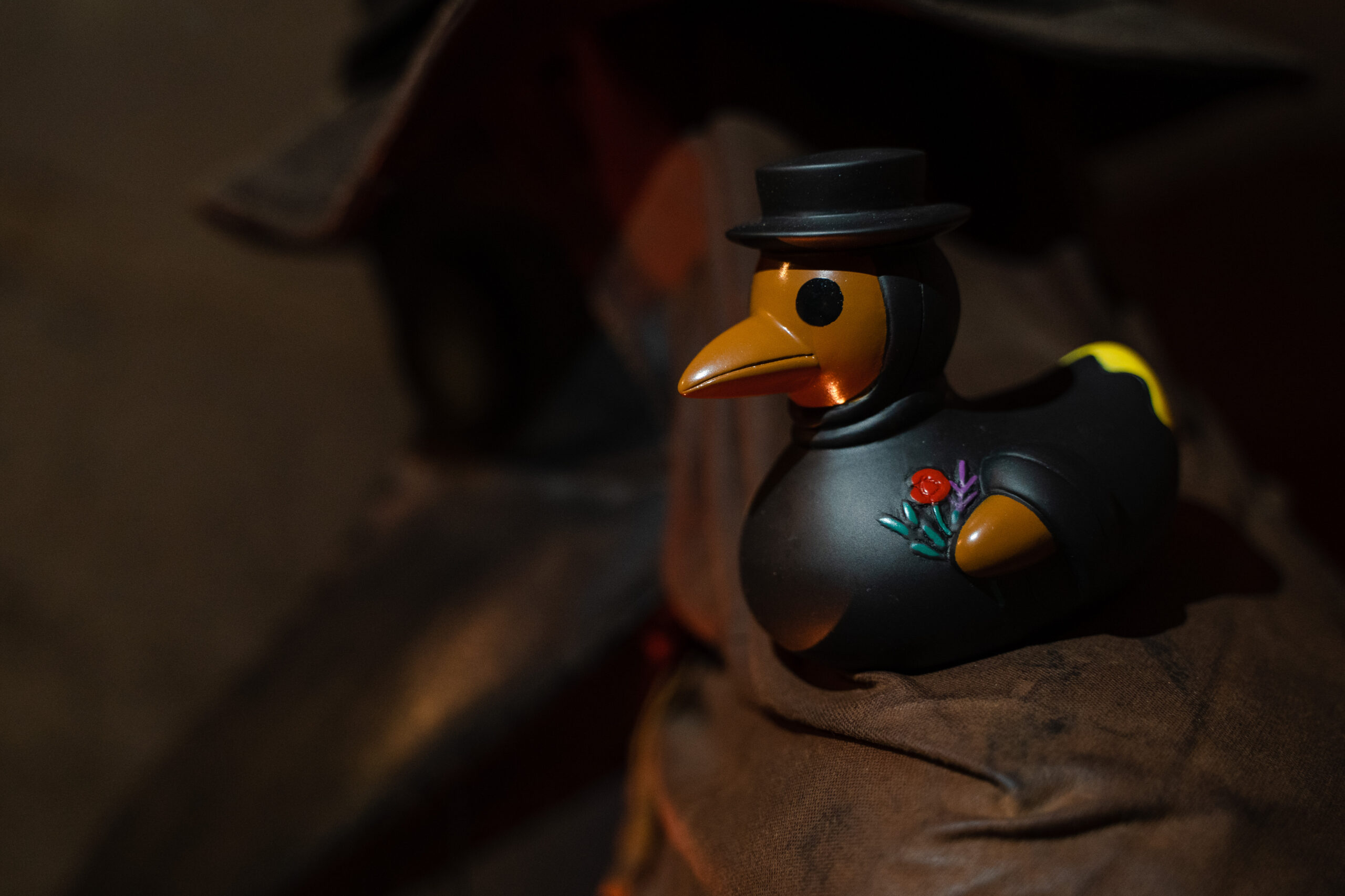 The Plague Ducktor on Dr George Rae's shoulder at The Real Mary King's Close